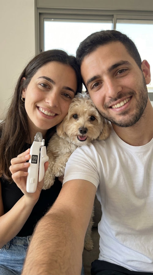 נועה ובן זוגה מציגים את anypaw עם הכלבה שלהם